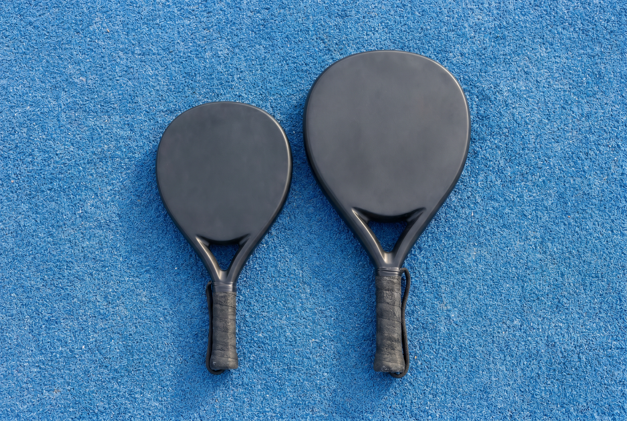 Kinder- und Erwachsenen-Padel-Schläger im Größenvergleich