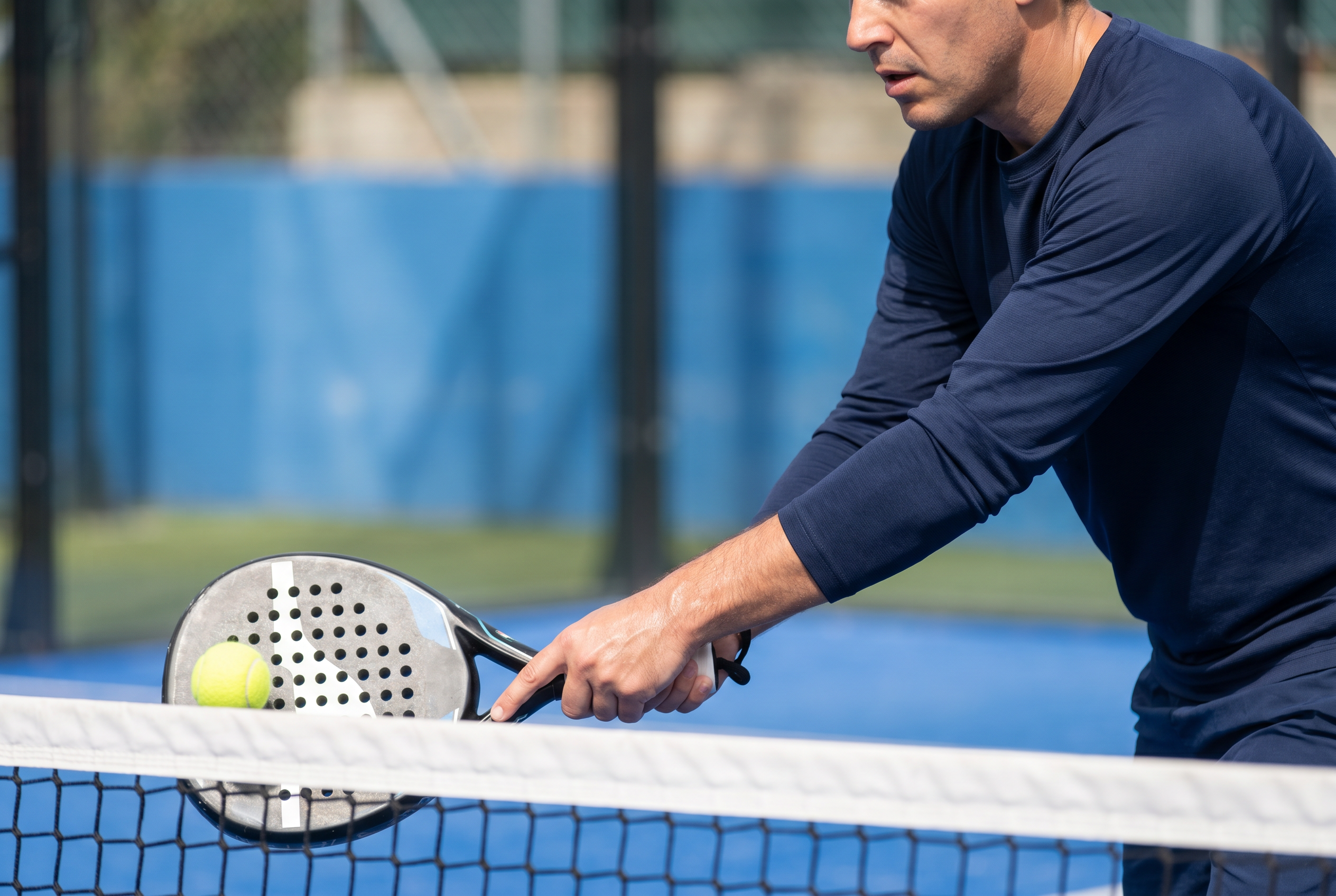 Padelspieler beim präzisen Drop-Shot am Netz – Kontrolle