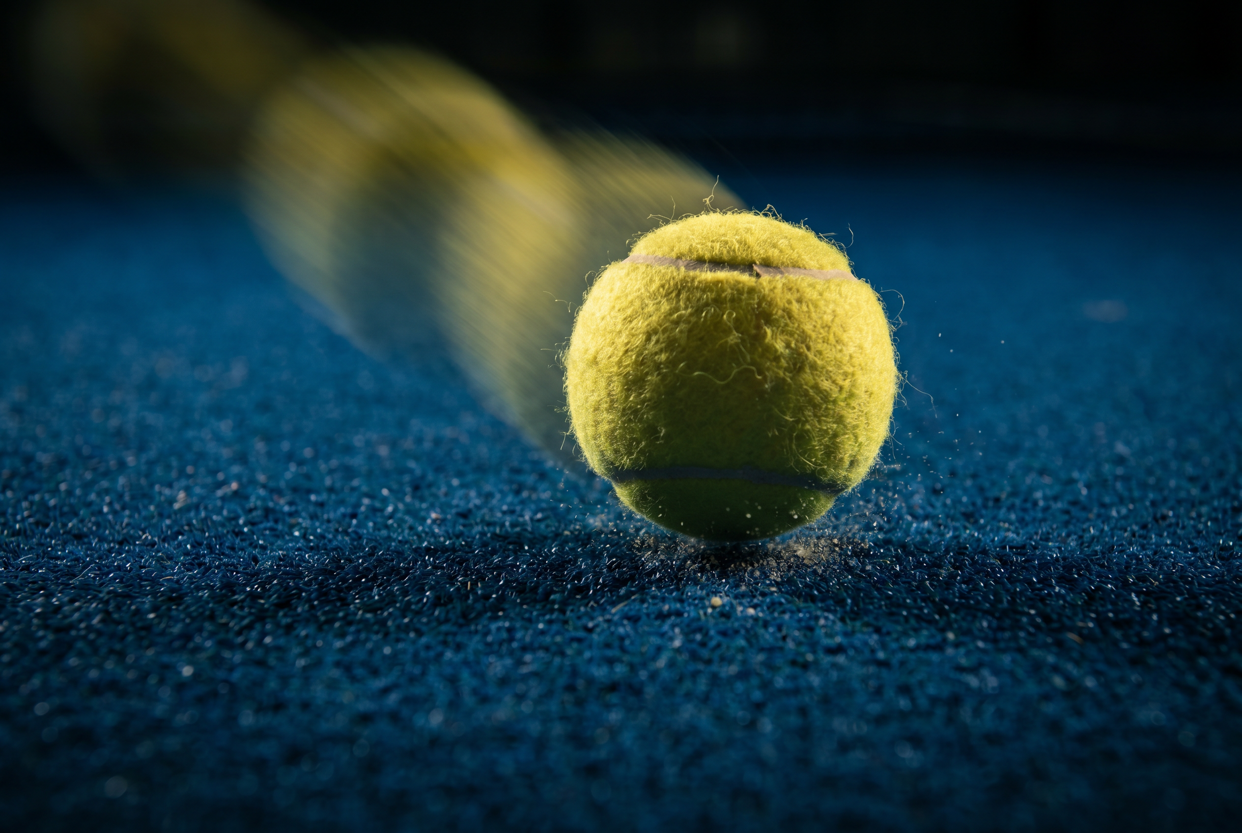 Gelber Padelball in Bewegung – Power und Leichtigkeit durch Kohlenstoff