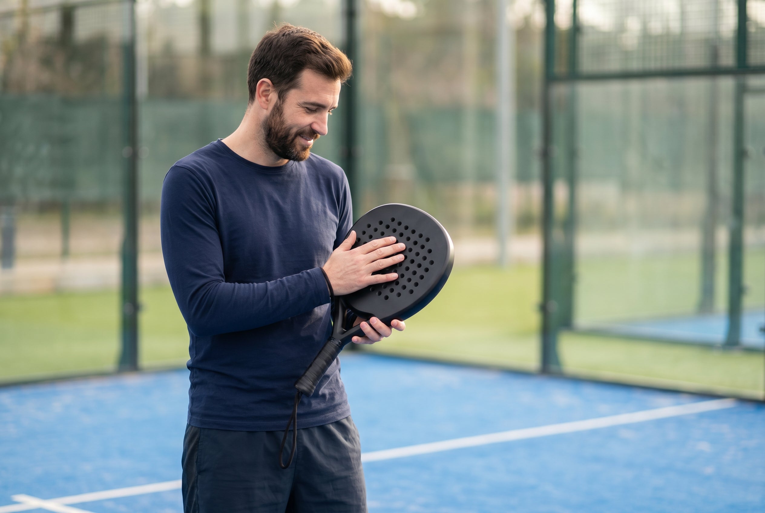 Erwachsener prüft Padel-Schläger in der Hand – Kaufberatung