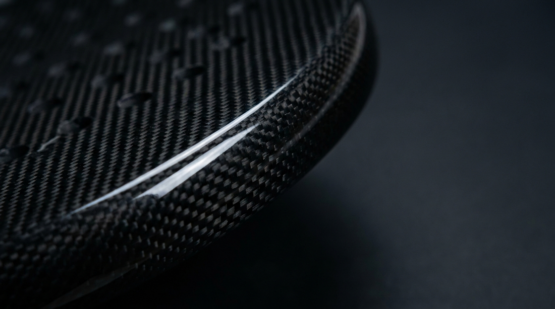 Carbon-Gewebe an der Kante eines Padelschlägers