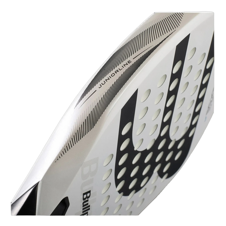 Design-Detail mit Markenlogo am Bullpadel Vertex JR Boy 2026