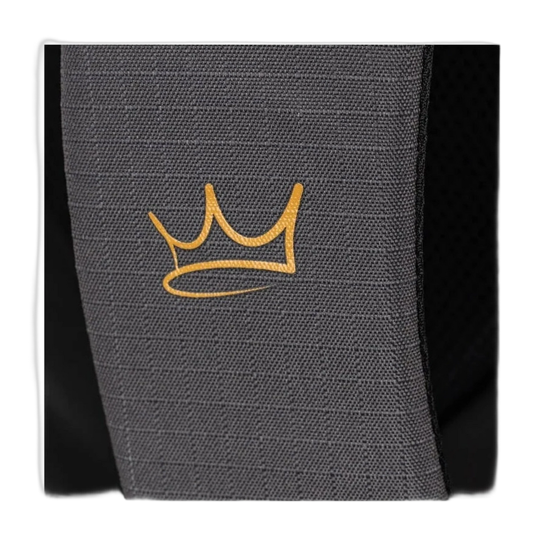 Design-Detail des HEAD Coello Pro X Padelrucksacks mit geprägtem Kronen-Logo
