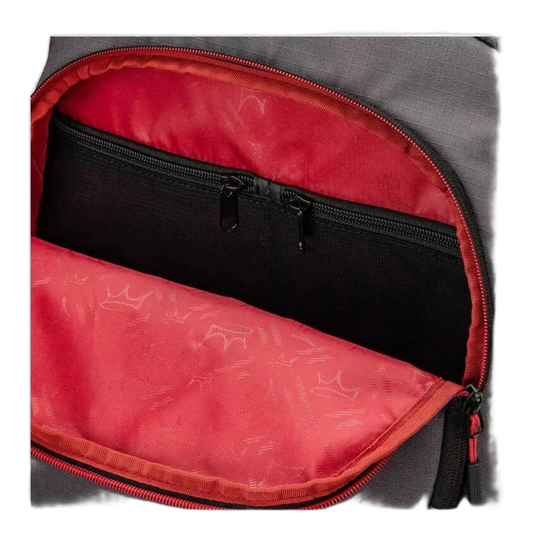 Blick in das geöffnete Hauptfach des HEAD Coello Pro X Padelrucksacks mit rotem Innenfutter