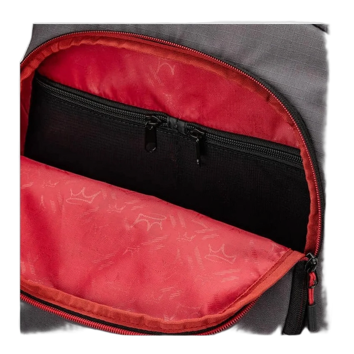 Blick in das geöffnete Hauptfach des HEAD Coello Pro X Padelrucksacks mit rotem Innenfutter