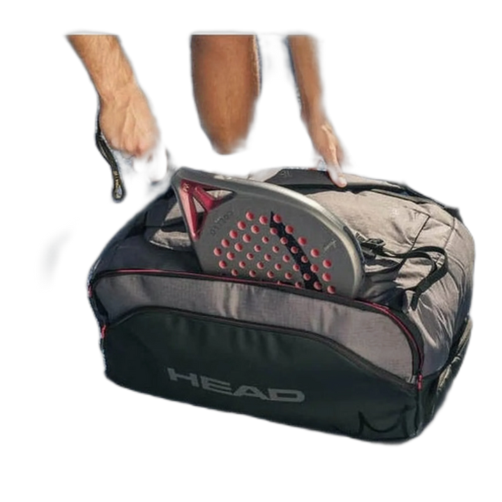 HEAD Coello Pro X Padel Duffle Bag L beim Verstauen eines Padelschlägers