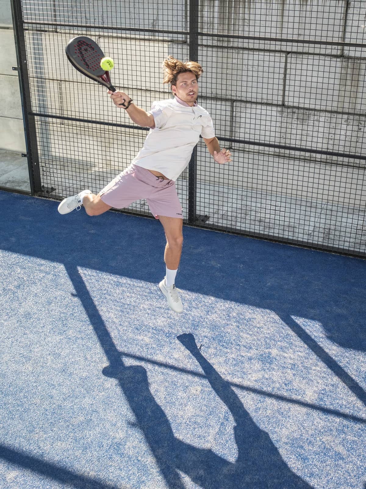 HEAD Padelspieler mit Coello-Schläger auf dem Court