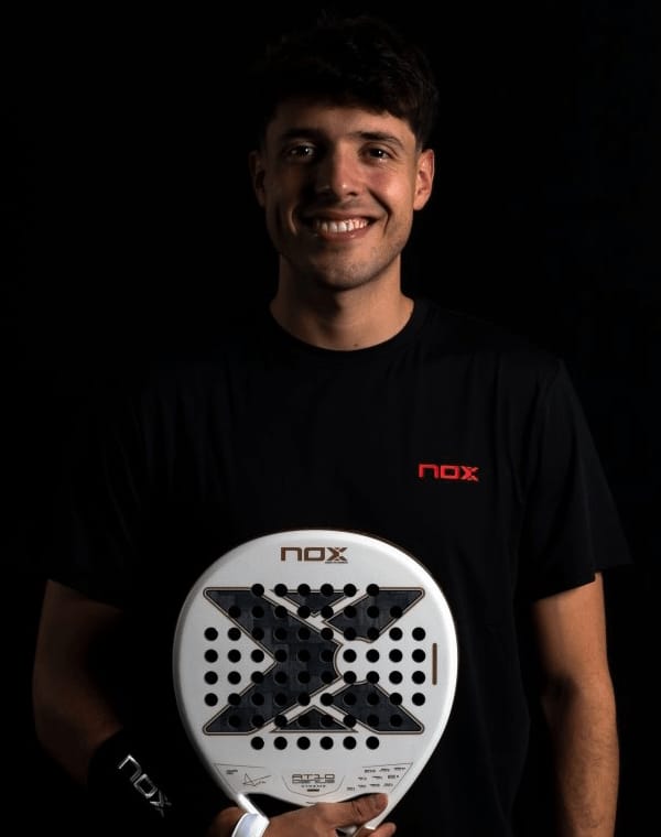 Agustín Tapia mit einem NOX Padelschläger
